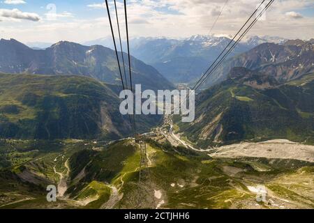 Panoramablick auf die Berge von einer Hütte der Skyway Monte Bianco Seilbahn, mit dem Tal von Courmayeur umgeben von den Alpen im Sommer, Aostatal Stockfoto