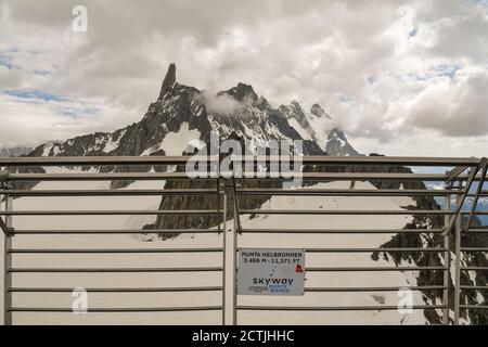 Der Gipfel des Riesenzahns (4.014 m) im Mont Blanc-Massiv von einer Terrasse der Seilbahn Monte Bianco, Courmayeur, Italien Stockfoto