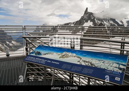 Der Gipfel des Riesenzahns (4.014 m) im Mont Blanc-Massiv von einer Terrasse der Seilbahn Monte Bianco, Courmayeur, Italien Stockfoto