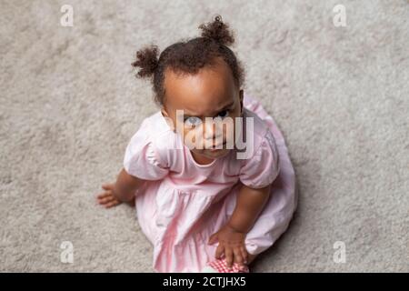 Gemischtes Rennen Baby Mädchen suchen nach oben intensiv Stockfoto