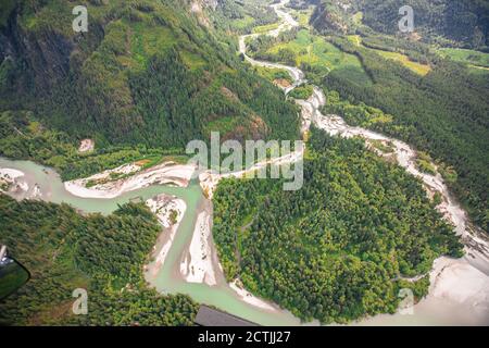 Luftaufnahme des Zusammenflusses von Stabfluss und Winslow Rivers, B.C. Stockfoto