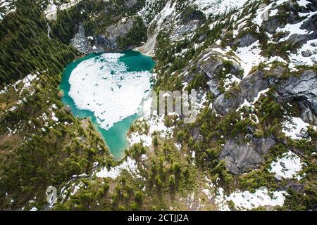 Luftaufnahme des Eisschmelzens vom alpinen See, der Frühling ist da! Stockfoto