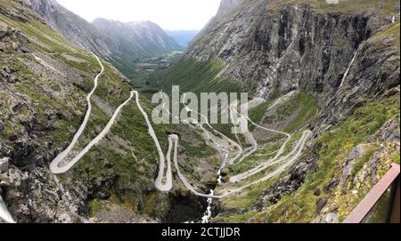 Eine windige Straße in einem Tal in Trollstigen, Norwegen Stockfoto