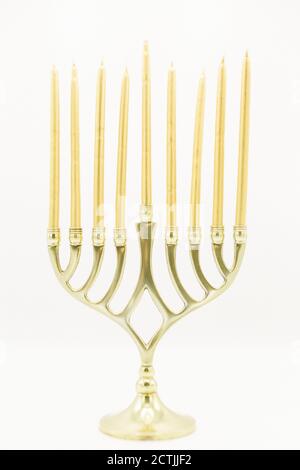 Goldene Menorah mit unbeleuchteten Kerzen für Hanukah Stockfoto