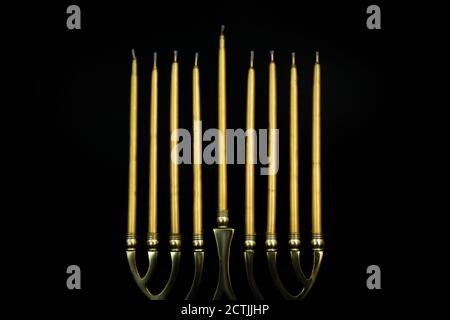 Mid Shot von Golden Menorah mit Gold farbigen Kerzen für Hanukah Stockfoto