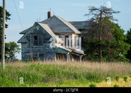 Ein altes verfallenes und verlassenes Bauernhaus aus Holz mit Klapptafel in der Oklahoma Prärie. USA Stockfoto