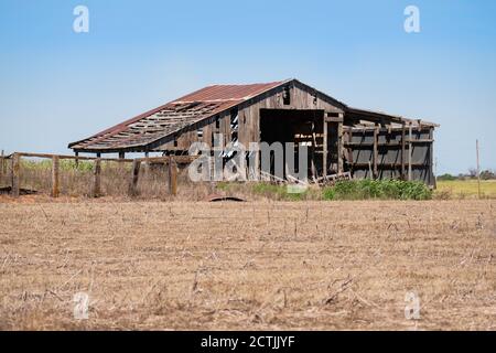 Ein alter heruntergekommener, heruntergekommener Heuscheune oder Ausrüstungsschuppen auf Ackerland in Oklahoma, USA. Stockfoto