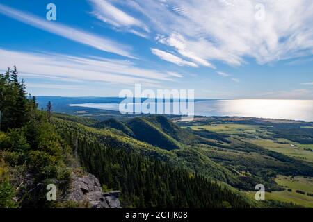 Wunderschöne HDR-Ansicht von der Spitze des mont St Joseph, in Carleton-sur-mer, Kanada Stockfoto