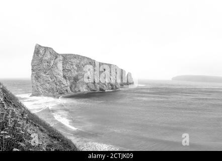 Dramatischer Blick auf den Percé-Felsen, an der Spitze der Gaspé-Halbinsel in Québec Stockfoto