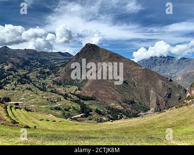 Landschaftlich reizvolle grüne Heilige Tal der Inkas in Peru, auch bekannt als Urubamba Tal und bekannt als El Valle Sagrado. Atemberaubende Berglandschaft der Anden. Stockfoto