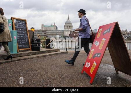 London, Großbritannien. September 2020. Am 23. September 2020 betreten die Menschen eine Kneipe am Südufer der Themse in London, Großbritannien. Weitere 6,178 Menschen haben in Großbritannien positiv auf Coronavirus getestet, da der Druck auf die Regierung auf die Ersetzung des staatlichen Furlough-Programms anbaut. Der tägliche Anstieg der Coronavirus-Fälle, der höchste seit dem 1. Mai, brachte die Gesamtzahl der Fälle auf 409,729. Die Zahl der Todesopfer im Zusammenhang mit dem Coronavirus stieg um 37 auf 41,862, wie die offiziellen Daten am Mittwoch zeigten. Quelle: Tim Ireland/Xinhua/Alamy Live News Stockfoto