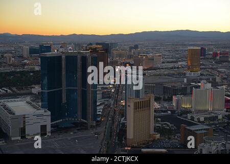 Luxushotels wie Wynn, Encore, Caesars Palace, Treasure Island bei Nacht vom Stratosphere Tower in Las Vegas, Nevada, USA. Stockfoto