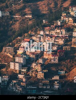 Shimla Dorf hohen Winkel Blick bei Sonnenuntergang, Häuser an den Ausläufern des Himalaya, Himachal Pradesh Stockfoto