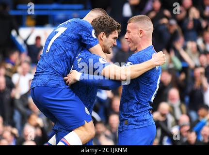 LONDON, ENGLAND - 22. FEBRUAR 2020: Marcos Alonso von Chelsea feiert mit Ross Barkley von Chelsea und Mateo Kovacic von Chelsea nach einem Treffer während des Premier League Spiels 2019/20 zwischen Chelsea FC und Tottenham Hotspur FC in Stamford Bridge. Stockfoto