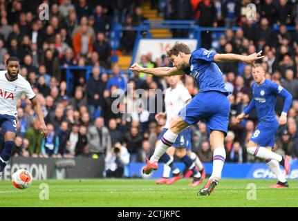 LONDON, ENGLAND - 22. FEBRUAR 2020: Marcos Alonso aus Chelsea schießt im Premier League Spiel 2019/20 zwischen dem FC Chelsea und dem FC Tottenham Hotspur in Stamford Bridge ein Tor. Stockfoto