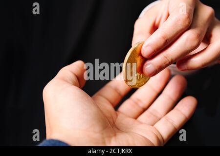 Cryptocurrency Münzen Bitcoin, Frauen halten Sie die cryptocurrency Münze in der Hand. Geldwechsel Stockfoto