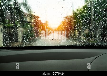 Schlechte Sicht Regen fällt auf Auto Glas in den regnerischen Tagen Stockfoto