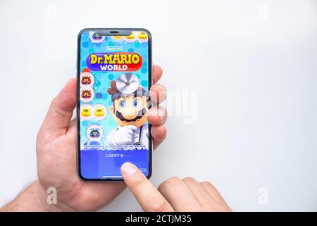 Calgary, Alberta, Kanada. September 23 2020. Eine Person, die Nintendo Dr. Mario World auf einem iPhone 11 Pro Max spielen wird. Stockfoto