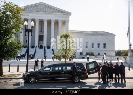 Washington, USA. September 2020. Die Schatulle des Obersten Gerichtshofs der Vereinigten Staaten Ruth Bader Ginsburg trifft am 23. September 2020 beim Obersten Gerichtshof der Vereinigten Staaten in Washington, DC, ein. Ruth Bader Ginsburg legte hier am Mittwoch am höchsten Hof des Landes Ruhe. Kredit: Ting Shen/Xinhua/Alamy Live Nachrichten Stockfoto