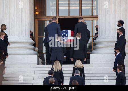 Washington, USA. September 2020. Die Schatulle des Obersten Gerichtshofs der Vereinigten Staaten Ruth Bader Ginsburg trifft am 23. September 2020 beim Obersten Gerichtshof der Vereinigten Staaten in Washington, DC, ein. Ruth Bader Ginsburg legte hier am Mittwoch am höchsten Hof des Landes Ruhe. Kredit: Ting Shen/Xinhua/Alamy Live Nachrichten Stockfoto