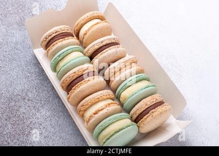 Makronen in Box auf Stein Hintergrund. Köstliche französische Macarons. Platz kopieren, Draufsicht - Bild Stockfoto