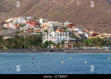 San Sebastian de la Gomera, Spanien - 13. November 2019: Stadtstrand, Boulevard Avenida de los Descubridores und in der sechzehnten Jahrhundert Kirche Er gebaut Stockfoto