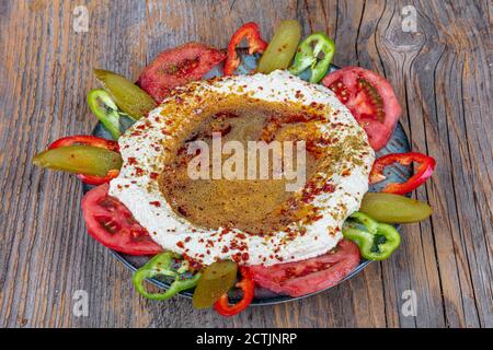 Klassischer Hummus mit Petersilie auf dem Teller und Pita-Brot. Hummus Chickpea. Schüssel mit arabischem oder libanesischem vegetarischem Hummus. Stockfoto