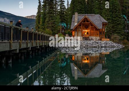 Mann beobachten die reflektierenden Berge von der Brücke über den Emerald Lake im Yoho Nationalpark, British Columbia, Kanada Stockfoto