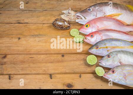 Karibischer frischer Fisch Meeresfrüchte auf altem Holztisch. Draufsicht. Nahaufnahme. Stockfoto