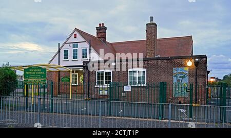 Wickford Primary School (Kleinkinder) in Market Road von Irvon Hill aus gesehen in Wickford, Essex, Großbritannien. Stockfoto