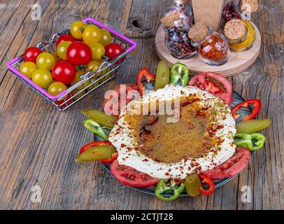Klassischer Hummus mit Petersilie auf dem Teller und Pita-Brot. Hummus Chickpea. Schüssel mit arabischem oder libanesischem vegetarischem Hummus. Stockfoto