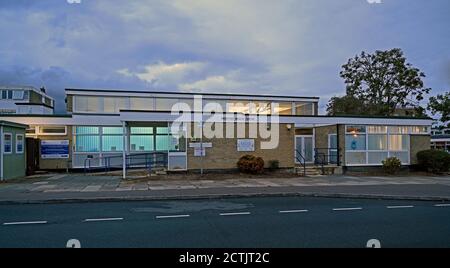 Abendansicht des Wickford Health Center in Market Road, Wickford, Essex. VEREINIGTES KÖNIGREICH. Applewood Chirurgie, Zahnklinik, Wickford Triangle Kinderzentrum. Stockfoto