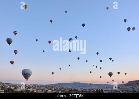 Heißluftballons in der Morgendämmerung in Goreme, Kappadokien, Türkei Stockfoto