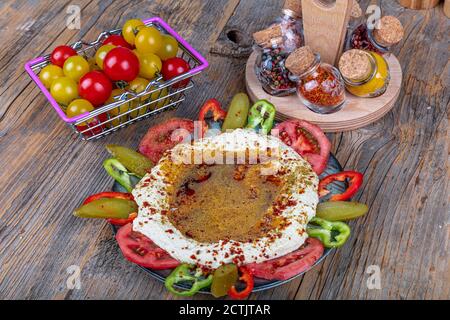Klassischer Hummus mit Petersilie auf dem Teller und Pita-Brot. Hummus Chickpea. Schüssel mit arabischem oder libanesischem vegetarischem Hummus. Stockfoto