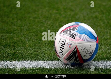 London, Großbritannien. September 2020. Allgemeine Ansicht eines Matchballs während des Carabao Cup 3. Runde Spiel zwischen Millwall und Burnley spielte hinter verschlossenen Türen in der Den, London, England am 23. September 2020. Foto von Carlton Myrie/Prime Media Images. Kredit: Prime Media Images/Alamy Live Nachrichten Stockfoto