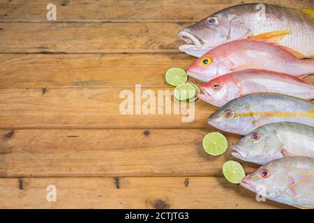 Karibischer frischer Fisch Meeresfrüchte auf altem Holztisch. Draufsicht. Nahaufnahme. Stockfoto