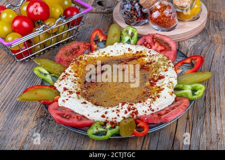Klassischer Hummus mit Petersilie auf dem Teller und Pita-Brot. Hummus Chickpea. Schüssel mit arabischem oder libanesischem vegetarischem Hummus. Stockfoto