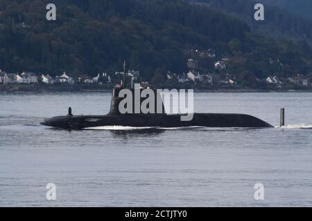 Ein U-Boot der Spitzenklasse, das von der Royal Navy betrieben wird und kurz nach der Abfahrt von der Faslane-Basis den Firth of Clyde hinunter fährt. Stockfoto