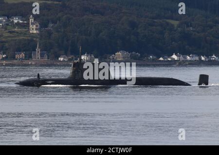 Ein U-Boot der Spitzenklasse, das von der Royal Navy betrieben wird und kurz nach der Abfahrt von der Faslane-Basis den Firth of Clyde hinunter fährt. Stockfoto