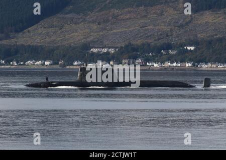 Ein U-Boot der Spitzenklasse, das von der Royal Navy betrieben wird und kurz nach der Abfahrt von der Faslane-Basis den Firth of Clyde hinunter fährt. Stockfoto