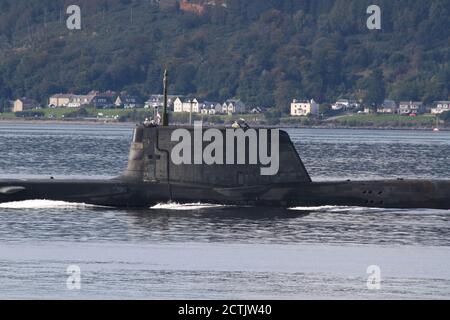 Ein U-Boot der Spitzenklasse, das von der Royal Navy betrieben wird und kurz nach der Abfahrt von der Faslane-Basis den Firth of Clyde hinunter fährt. Stockfoto