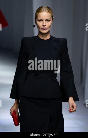 Mailand, Italien. September 2020. Model Eva Herzigova auf der FENDI Spring/Summer 2021 Runway während der Milan Fashion Week September 2020 - Mailand, Italien 23/09/2020 Quelle: dpa picture Alliance/Alamy Live News Stockfoto