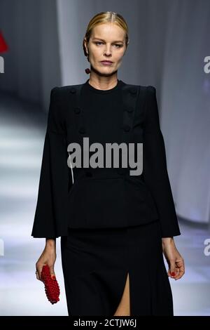 Mailand, Italien. September 2020. Model Eva Herzigova auf der FENDI Spring/Summer 2021 Runway während der Milan Fashion Week September 2020 - Mailand, Italien 23/09/2020 Quelle: dpa picture Alliance/Alamy Live News Stockfoto