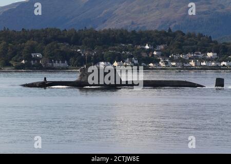 Ein U-Boot der Spitzenklasse, das von der Royal Navy betrieben wird und kurz nach der Abfahrt von der Faslane-Basis den Firth of Clyde hinunter fährt. Stockfoto