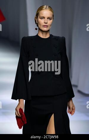 Mailand, Italien. September 2020. Model Eva Herzigova auf der FENDI Spring/Summer 2021 Runway während der Milan Fashion Week September 2020 - Mailand, Italien 23/09/2020 Quelle: dpa picture Alliance/Alamy Live News Stockfoto