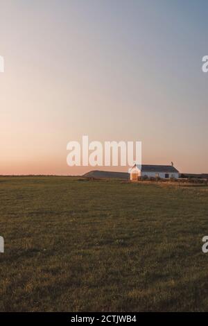 Lonely Cottage - Sonnenuntergang in St. Aldhelm's Head in der Nähe von Swanage an der Jurassic Coast, Dorset, England, Großbritannien Stockfoto