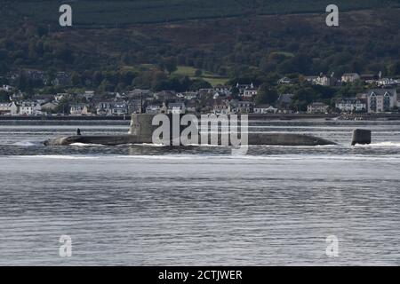 Ein U-Boot der Spitzenklasse, das von der Royal Navy betrieben wird und kurz nach der Abfahrt von der Faslane-Basis den Firth of Clyde hinunter fährt. Stockfoto