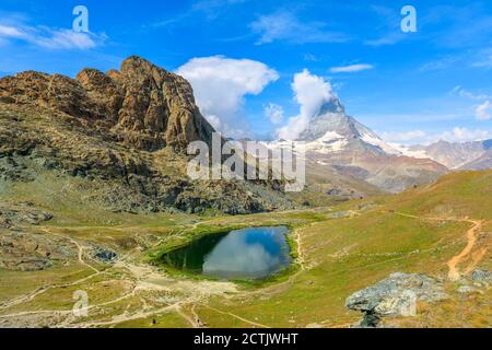 Luftaufnahme von Almwiesen rund um den Riffelsee mit Berg Matterhorn oder Mont Cervin und Schweizer Alpen entlang des Riffeleweg Auf der Gornergrat Bahn Stockfoto