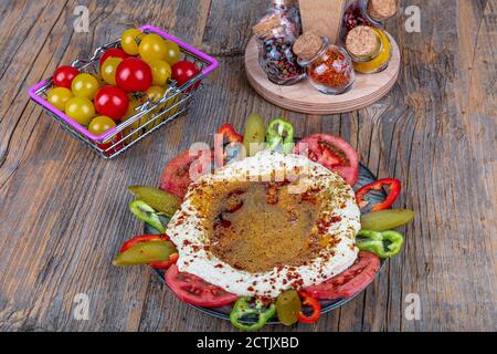 Klassischer Hummus mit Petersilie auf dem Teller und Pita-Brot. Hummus Chickpea. Schüssel mit arabischem oder libanesischem vegetarischem Hummus. Stockfoto