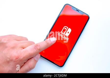 Calgary, Alberta, Kanada. September 23 2020. Eine Person, die ein iPhone 11 Pro Max mit der Nintendo Switch App auf dem Bildschirm verwendet. Stockfoto